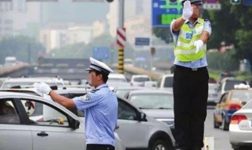 交警街头比武，司机疑惑，考谁呢？