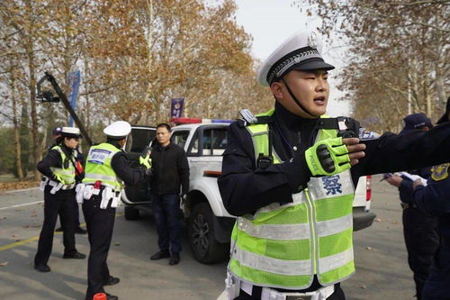 交警街头比武，司机疑惑，考谁呢？