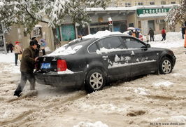 济南暴雪路上汽车变绝望冰壶