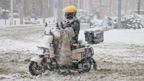 济南暴雪路上汽车变绝望冰壶